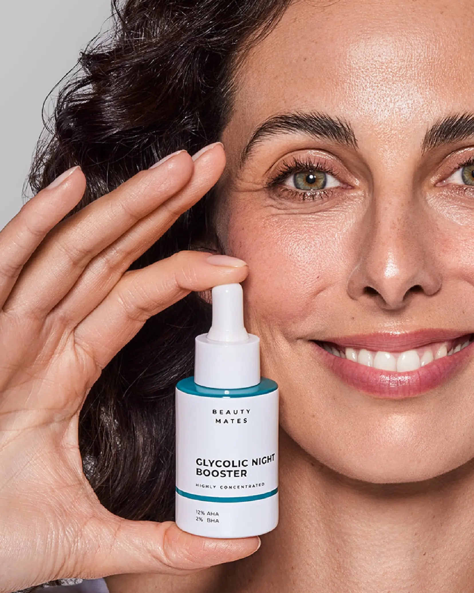 Nahaufnahme Model die Glycolic Night Booster in der Hand hält