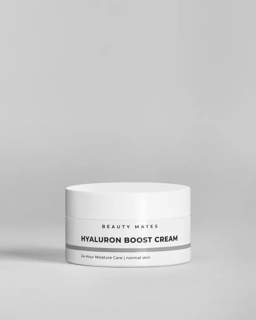 Beauty Mates Hyaluron Boost Cream in einem weißen Tiegel, 24-Stunden Feuchtigkeitspflege für normale Haut.
