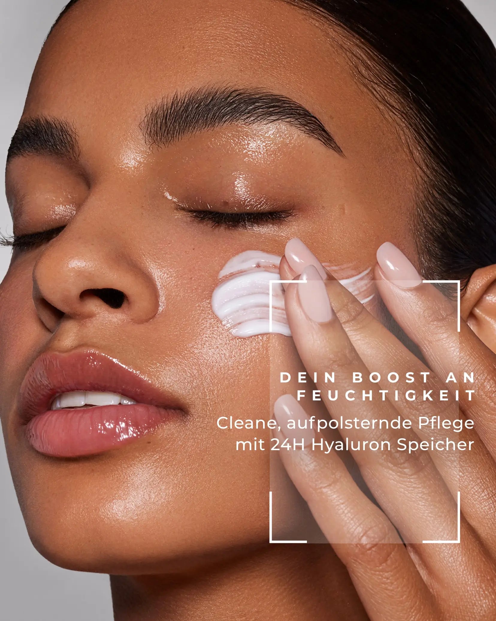  Frau trägt Beauty Mates Hyaluron Boost Cream auf die Haut auf, zeigt saubere, aufpolsternde Pflege mit 24-Stunden Hyaluron Speicher.