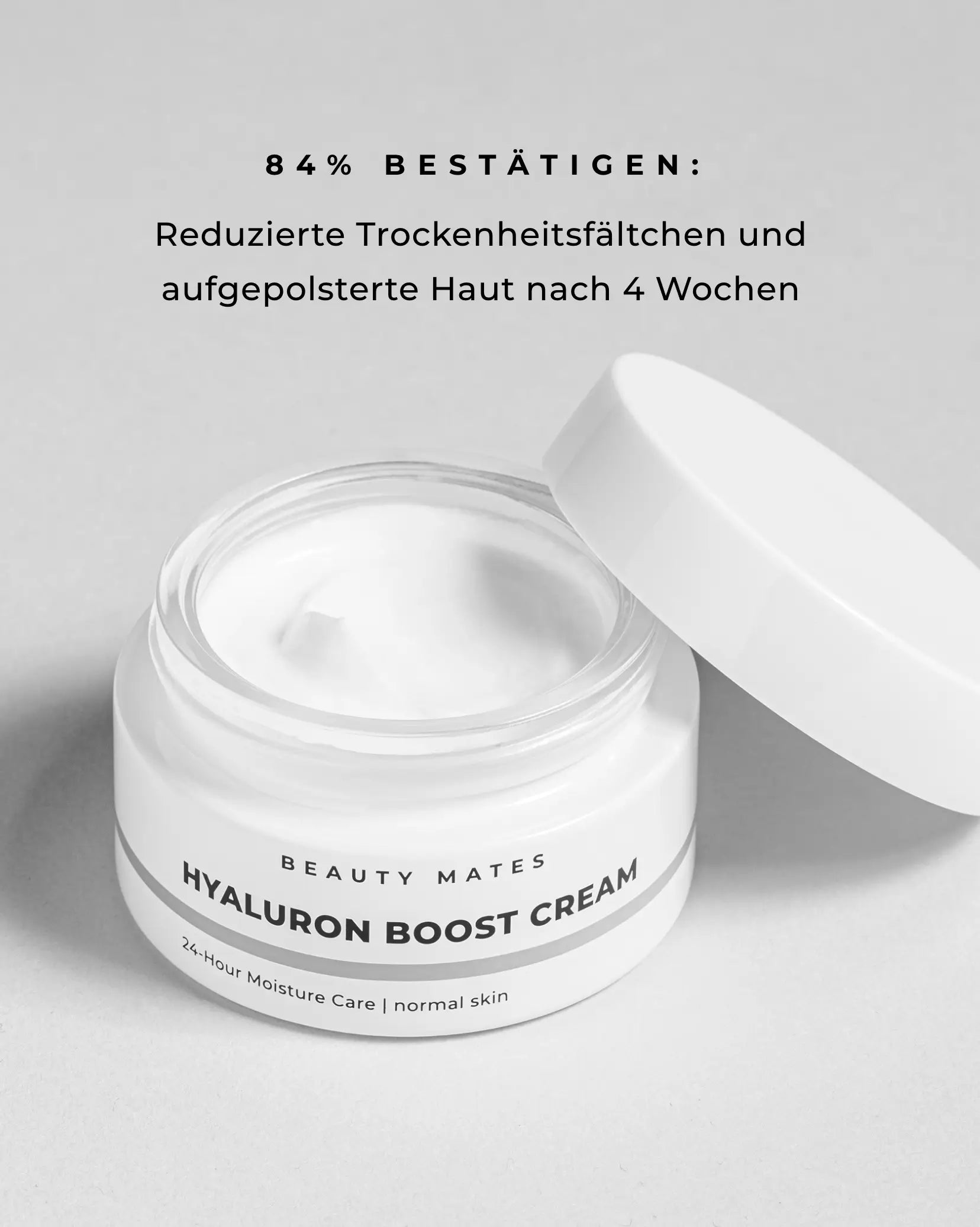 Beauty Mates Hyaluron Boost Cream in geöffnetem Tiegel mit Text "84% bestätigen: Reduzierte Trockenheitsfältchen und aufgepolsterte Haut nach 4 Wochen".